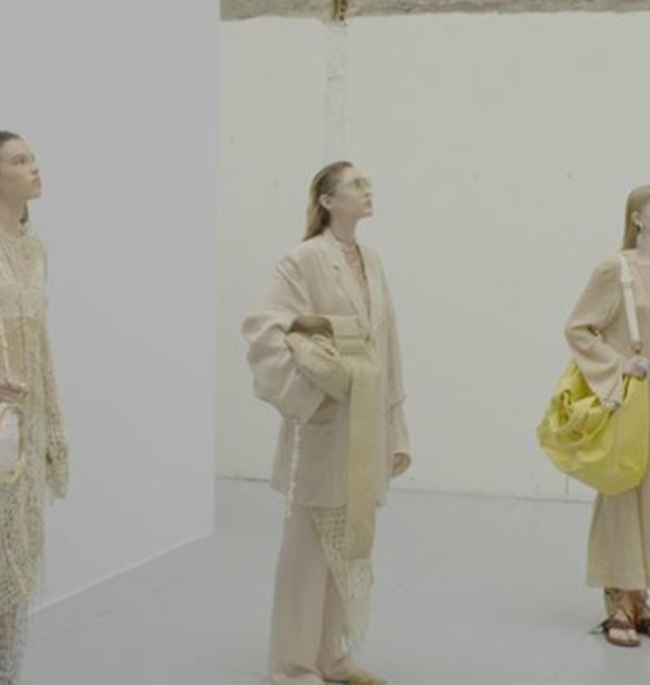 Αcne Studios | Στην SS21 συλλογή τους ανακαλύψαμε τη must τσάντα της επόμενης σεζόν