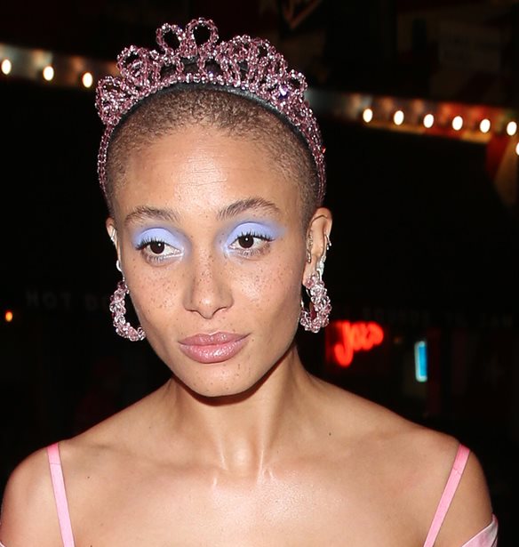 Adwoa Aboah: &#x3A3;&#x3B5; &#x3BC;&#x3B9;&#x3B1; &#x3B5;&#x3BC;&#x3C6;&#x3AC;&#x3BD;&#x3B9;&#x3C3;&#x3B7; &#x3BC;&#x3BF;&#x3BD;&#x3C4;&#x3AD;&#x3C1;&#x3BD;&#x3B1;&#x3C2; &#x3C0;&#x3C1;&#x3B9;&#x3B3;&#x3BA;&#x3AF;&#x3C0;&#x3B9;&#x3C3;&#x3C3;&#x3B1;&#x3C2; &#x3C0;&#x3BF;&#x3C5; &#x3B5;&#x3BD;&#x3C4;&#x3C5;&#x3C0;&#x3C9;&#x3C3;&#x3AF;&#x3B1;&#x3C3;&#x3B5;