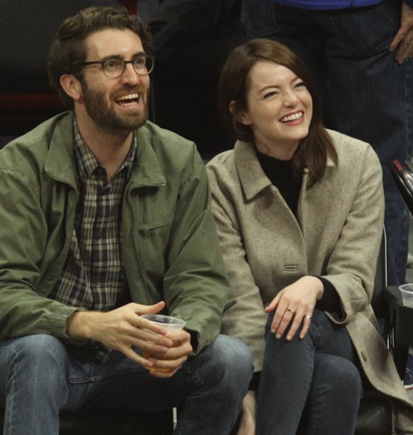 Emma Stone: &#x3A0;&#x3B1;&#x3BD;&#x3C4;&#x3C1;&#x3B5;&#x3CD;&#x3C4;&#x3B7;&#x3BA;&#x3B5; &#x3C7;&#x3C9;&#x3C1;&#x3AF;&#x3C2; &#x3BD;&#x3B1; &#x3C4;&#x3BF; &#x3BA;&#x3B1;&#x3C4;&#x3B1;&#x3BB;&#x3AC;&#x3B2;&#x3B5;&#x3B9; &#x3BA;&#x3B1;&#x3BD;&#x3B5;&#x3AF;&#x3C2; (;)