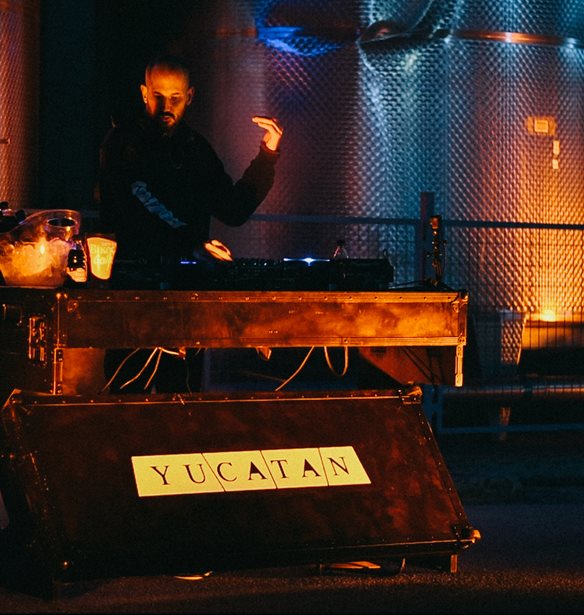 &#x3A4;&#x3BF; &#x3C0;&#x3C1;&#x3CE;&#x3C4;&#x3BF; DJ set &#x3C4;&#x3C9;&#x3BD; Yucatan &#x3AE;&#x3C4;&#x3B1;&#x3BD; &#x3BC;&#x3CC;&#x3BD;&#x3BF; &#x3B7; &#x3B1;&#x3C1;&#x3C7;&#x3AE;