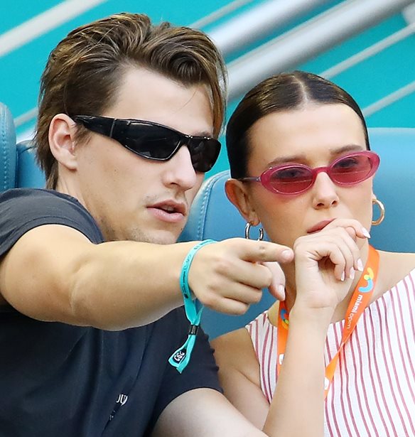 &quot;&#x39A;&#x3B1;&#x3B9; &#x3C4;&#x3CE;&#x3C1;&#x3B1; &#x3B5;&#x3AF;&#x3BC;&#x3B1;&#x3C3;&#x3C4;&#x3B5; &#x3C4;&#x3C1;&#x3B5;&#x3B9;&#x3C2;!&quot;: H Millie Bobby Brown &#x3BA;&#x3B1;&#x3B9; &#x3BF; Jake Bongiovi &#x3BA;&#x3B1;&#x3BB;&#x3C9;&#x3C3;&#x3BF;&#x3C1;&#x3AF;&#x3B6;&#x3BF;&#x3C5;&#x3BD; &#x3C4;&#x3BF; &#x3C0;&#x3C1;&#x3CE;&#x3C4;&#x3BF; &#x3C4;&#x3BF;&#x3C5;&#x3C2; &#x3C0;&#x3B1;&#x3B9;&#x3B4;&#x3AF;