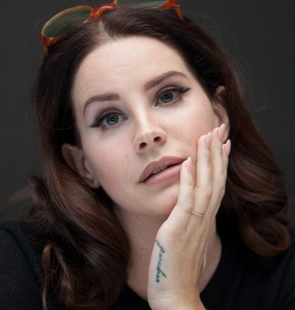 H Lana del Rey &#x3BC;&#x3CC;&#x3BB;&#x3B9;&#x3C2; &#x3BA;&#x3C5;&#x3BA;&#x3BB;&#x3BF;&#x3C6;&#x3CC;&#x3C1;&#x3B7;&#x3C3;&#x3B5; &#x3BD;&#x3AD;&#x3BF; single &#x3BC;&#x3B5; &#x3C4;&#x3AF;&#x3C4;&#x3BB;&#x3BF; Love
