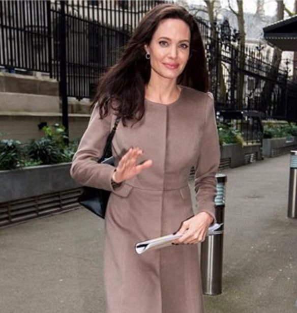 Angelina Jolie: &#x388;&#x3B4;&#x3C9;&#x3C3;&#x3B5; &#x3C4;&#x3B7;&#x3BD; &#x3C0;&#x3C1;&#x3CE;&#x3C4;&#x3B7; &#x3C4;&#x3B7;&#x3C2; &#x3B4;&#x3B9;&#x3AC;&#x3BB;&#x3B5;&#x3BE;&#x3B7; &#x3C3;&#x3C4;&#x3BF; London School of Economics