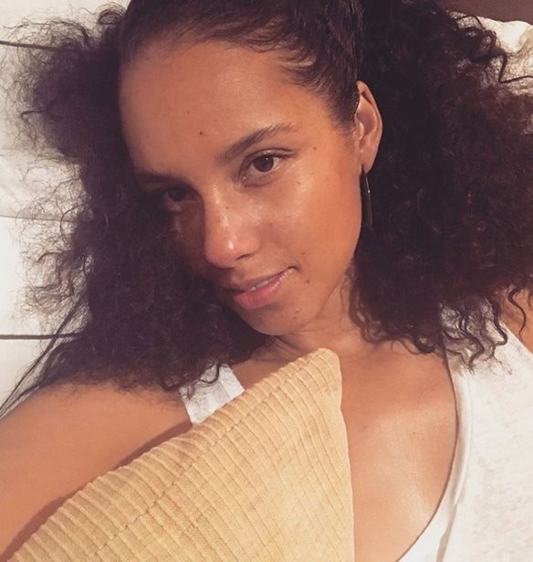15 celebrities &#x3C0;&#x3BF;&#x3C5; &#x3B4;&#x3B7;&#x3BB;&#x3CE;&#x3BD;&#x3BF;&#x3C5;&#x3BD; fan &#x3C4;&#x3C9;&#x3BD; #NoMakeUp selfies