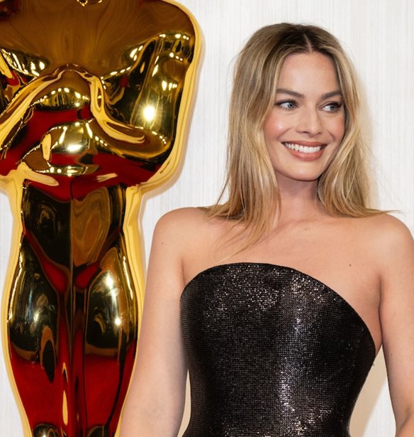 &#x397; Margot Robbie &#x3C6;&#x3CC;&#x3C1;&#x3B5;&#x3C3;&#x3B5; archival &#x3B4;&#x3B7;&#x3BC;&#x3B9;&#x3BF;&#x3C5;&#x3C1;&#x3B3;&#x3AF;&#x3B1; &#x3C4;&#x3BF;&#x3C5; &#x3BF;&#x3AF;&#x3BA;&#x3BF;&#x3C5; Mugler &#x3C3;&#x3C4;&#x3BF; after Oscars party &#x3C4;&#x3BF;&#x3C5; Vanity Fair