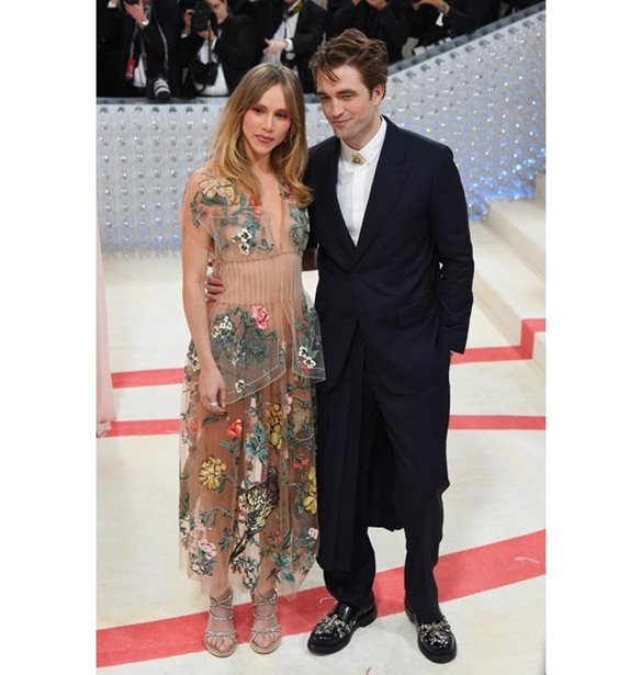 Suki Waterhouse | &#x397; &#x3BA;&#x3BF;&#x3BC;&#x3C8;&#x3AE; &#x3B5;&#x3BC;&#x3C6;&#x3AC;&#x3BD;&#x3B9;&#x3C3;&#x3B7; &#x3BC;&#x3B5; &#x3C4;&#x3B7;&#x3BD; &#x3C6;&#x3BF;&#x3C5;&#x3C3;&#x3BA;&#x3C9;&#x3BC;&#x3AD;&#x3BD;&#x3B7; &#x3BA;&#x3BF;&#x3B9;&#x3BB;&#x3AF;&#x3C4;&#x3C3;&#x3B1; &#x3C4;&#x3B7;&#x3C2;