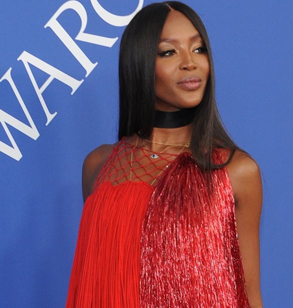 &#x397; Naomi Campbell &#x3BE;&#x3B1;&#x3BD;&#x3B1;&#x3C6;&#x3CC;&#x3C1;&#x3B5;&#x3C3;&#x3B5; &#x3C4;&#x3BF; look &#x3C4;&#x3B7;&#x3C2; &#x3B1;&#x3C0;&#x3CC; &#x3C4;&#x3B7;&#x3BD; iconic &#x3C3;&#x3C5;&#x3BB;&#x3BB;&#x3BF;&#x3B3;&#x3AE; &#x3C4;&#x3BF;&#x3C5; Marc Jacobs