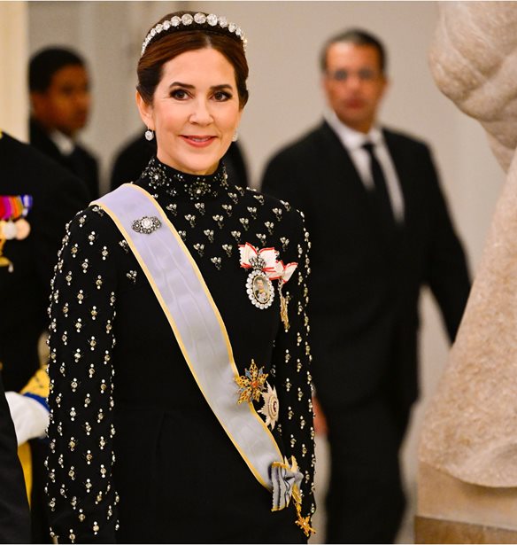 H βασίλισσα Mary της Δανίας φόρεσε το κοστούμι που είναι ιδανικό για festive looks