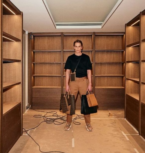 &#x3A3;&#x3C4;&#x3BF; Luisa World Man, &#x3C7;&#x3CE;&#x3C1;&#x3B5;&#x3C3;&#x3B5; &#x3BF;&#x3BB;&#x3CC;&#x3BA;&#x3BB;&#x3B7;&#x3C1;&#x3B7; &#x3B7; &#x3B1;&#x3BD;&#x3C4;&#x3C1;&#x3B9;&#x3BA;&#x3AE; &#x3BC;&#x3CC;&#x3B4;&#x3B1; &#x3C3;&#x3B5; &#x3AD;&#x3BD;&#x3B1;&#x3BD; &#x3CC;&#x3C1;&#x3BF;&#x3C6;&#x3BF;