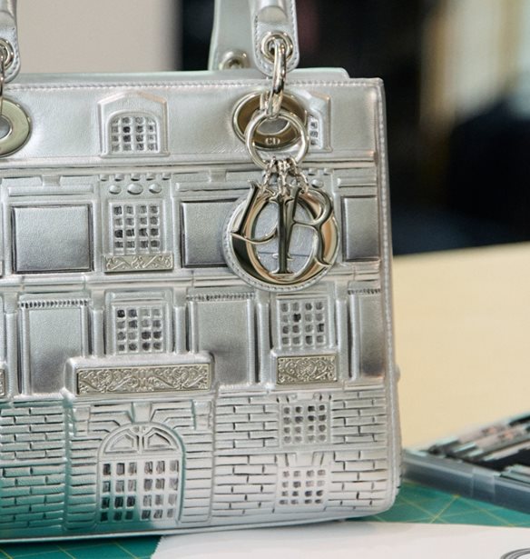 &#x39F; &#x3BF;&#x3AF;&#x3BA;&#x3BF;&#x3C2; Dior &#x3C4;&#x3B9;&#x3BC;&#x3AC; &#x3C4;&#x3BF; legacy &#x3C4;&#x3B7;&#x3C2; &#x3B9;&#x3C3;&#x3C4;&#x3BF;&#x3C1;&#x3B9;&#x3BA;&#x3AE;&#x3C2; &#x3B4;&#x3B9;&#x3B5;&#x3CD;&#x3B8;&#x3C5;&#x3BD;&#x3C3;&#x3AE;&#x3C2; &#x3C4;&#x3BF;&#x3C5; &#x3C3;&#x3C4;&#x3B7;&#x3BD; &#x3BF;&#x3B4;&#x3CC; Montaigne &#x3BC;&#x3B5; &#x3BC;&#x3AF;&#x3B1; &#x3C4;&#x3C3;&#x3AC;&#x3BD;&#x3C4;&#x3B1; &#x3C0;&#x3BF;&#x3C5; &#x3BC;&#x3BF;&#x3B9;&#x3AC;&#x3B6;&#x3B5;&#x3B9; &#x3BC;&#x3B5; &#x3BA;&#x3BF;&#x3C5;&#x3BA;&#x3BB;&#x3CC;&#x3C3;&#x3C0;&#x3B9;&#x3C4;&#x3BF;