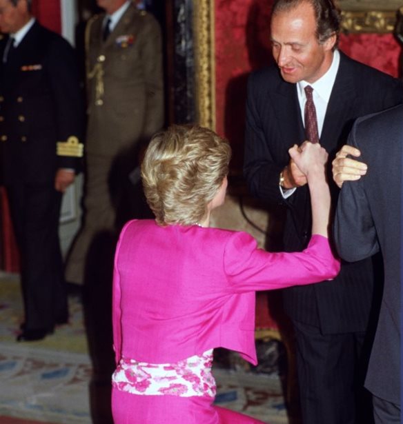 &quot;&#x3A8;&#x3C5;&#x3C7;&#x3C1;&#x3AE; &#x3BA;&#x3B9; &#x3B1;&#x3C0;&#x3CC;&#x3BC;&#x3B1;&#x3BA;&#x3C1;&#x3B7;, &#x3B5;&#x3BA;&#x3C4;&#x3CC;&#x3C2; &#x3B1;&#x3C0;&#x3CC; &#x3C4;&#x3B7;&#x3BD; &#x3C0;&#x3B1;&#x3C1;&#x3BF;&#x3C5;&#x3C3;&#x3AF;&#x3B1; &#x3C0;&#x3B1;&#x3C0;&#x3B1;&#x3C1;&#x3AC;&#x3C4;&#x3C3;&#x3B9;&quot;: O &#x3A7;&#x3BF;&#x3C5;&#x3AC;&#x3BD; &#x39A;&#x3AC;&#x3C1;&#x3BB;&#x3BF;&#x3C2; &#x3BA;&#x3B1;&#x3C4;&#x3B1;&#x3BA;&#x3B5;&#x3C1;&#x3B1;&#x3C5;&#x3BD;&#x3CE;&#x3BD;&#x3B5;&#x3B9; &#x3C4;&#x3B7;&#x3BD; &#x3C0;&#x3C1;&#x3B9;&#x3B3;&#x3BA;&#x3AF;&#x3C0;&#x3B9;&#x3C3;&#x3C3;&#x3B1; Diana