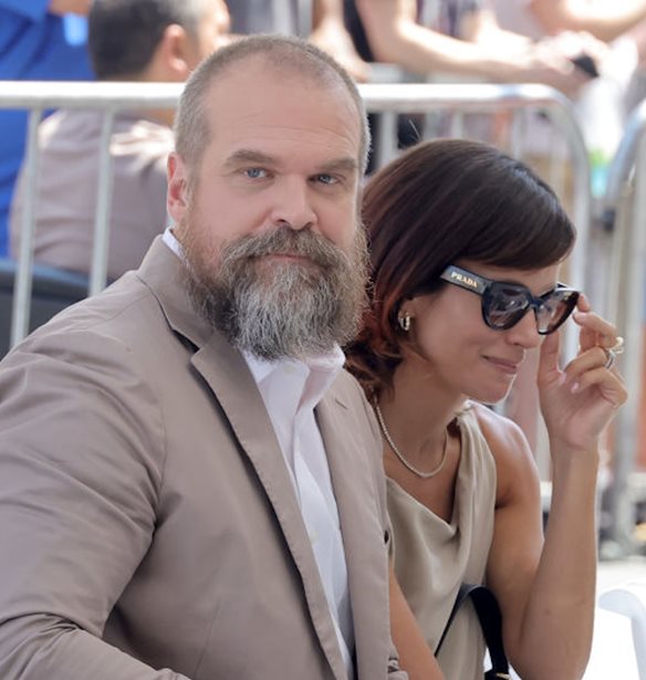 &quot;&#x391;&#x3C0;&#x3B9;&#x3C3;&#x3C4;&#x3AF;&#x3B1;, &#x3B6;&#x3AE;&#x3BB;&#x3B9;&#x3B1; &#x3BA;&#x3B1;&#x3B9; &#x3B1;&#x3BD;&#x3BF;&#x3B9;&#x3C7;&#x3C4;&#x3CC;&#x3C2; &#x3B3;&#x3AC;&#x3BC;&#x3BF;&#x3C2;&quot;: &#x39F;&#x3B9; &#x3B1;&#x3C0;&#x3BF;&#x3BA;&#x3B1;&#x3BB;&#x3CD;&#x3C8;&#x3B5;&#x3B9;&#x3C2; &#x3C4;&#x3B7;&#x3C2; Lily Allen &#x3B3;&#x3B9;&#x3B1; &#x3C4;&#x3BF;&#x3BD; &#x3B3;&#x3AC;&#x3BC;&#x3BF; &#x3C4;&#x3B7;&#x3C2; &#x3BC;&#x3B5; &#x3C4;&#x3BF;&#x3BD; David Harbour