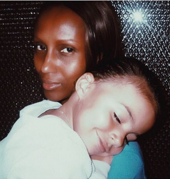 &#x397; &#x3BA;&#x3CC;&#x3C1;&#x3B7; &#x3C4;&#x3B7;&#x3C2; Iman &#x3BA;&#x3B1;&#x3B9; &#x3C4;&#x3BF;&#x3C5; David Bowie &#x3AD;&#x3B3;&#x3B9;&#x3BD;&#x3B5; 17 &#x3B5;&#x3C4;&#x3CE;&#x3BD; &#x3BA;&#x3B1;&#x3B9; &#x3AD;&#x3C7;&#x3B5;&#x3B9; &#x3C4;&#x3B7;&#x3BD; &#x3B5;&#x3BE;&#x3C9;&#x3C4;&#x3B9;&#x3BA;&#x3AE; &#x3BF;&#x3BC;&#x3BF;&#x3C1;&#x3C6;&#x3B9;&#x3AC; &#x3C4;&#x3B7;&#x3C2; &#x3BC;&#x3B7;&#x3C4;&#x3AD;&#x3C1;&#x3B1;&#x3C2; &#x3C4;&#x3B7;&#x3C2;!