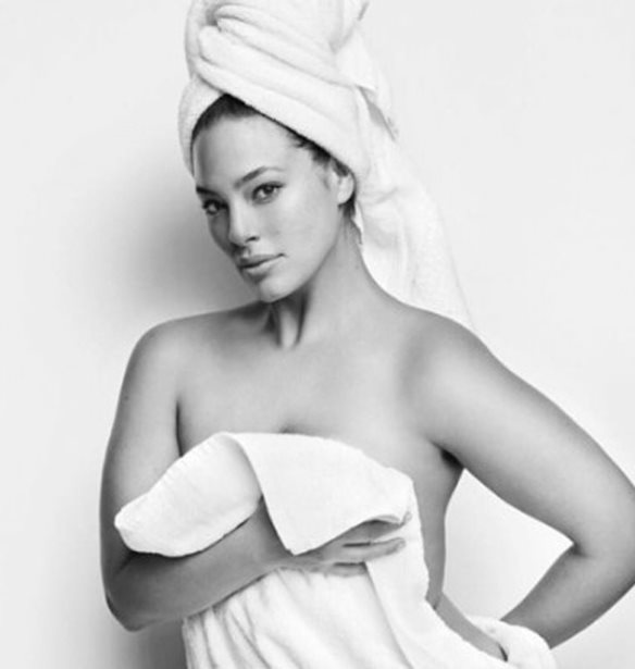 H Ashley Graham &#x3C0;&#x3BF;&#x3B6;&#x3AC;&#x3C1;&#x3B5;&#x3B9; &#x3BC;&#x3CC;&#x3BD;&#x3BF; &#x3BC;&#x3B5; &#x3BC;&#x3AF;&#x3B1; &#x3BB;&#x3B5;&#x3C5;&#x3BA;&#x3AE; &#x3C0;&#x3B5;&#x3C4;&#x3C3;&#x3AD;&#x3C4;&#x3B1;