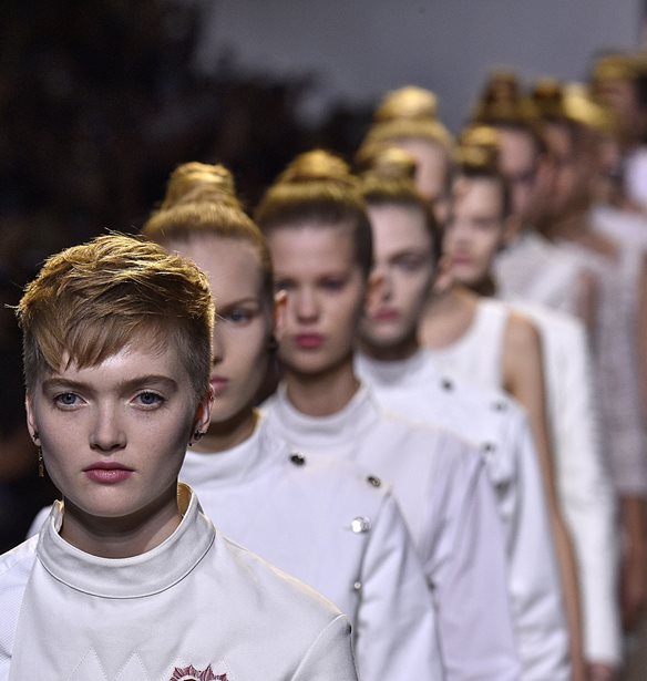 Inside Dior | &#x397; &#x3C3;&#x3B5;&#x3B9;&#x3C1;&#x3AC; &#x3BD;&#x3C4;&#x3BF;&#x3BA;&#x3B9;&#x3BC;&#x3B1;&#x3BD;&#x3C4;&#x3AD;&#x3C1; &#x3C0;&#x3BF;&#x3C5; &#x3BC;&#x3B1;&#x3C2; &#x3B2;&#x3AC;&#x3B6;&#x3B5;&#x3B9; &#x3C3;&#x3C4;&#x3BF; &#x3C3;&#x3CD;&#x3BC;&#x3C0;&#x3B1;&#x3BD; &#x3C4;&#x3BF;&#x3C5; &#x3BF;&#x3AF;&#x3BA;&#x3BF;&#x3C5; Dior &#x3BA;&#x3AC;&#x3BD;&#x3B5;&#x3B9; &#x3C0;&#x3C1;&#x3B5;&#x3BC;&#x3B9;&#x3AD;&#x3C1;&#x3B1; &#x3C3;&#x3C4;&#x3B7;&#x3BD; &#x3B5;&#x3BB;&#x3BB;&#x3B7;&#x3BD;&#x3B9;&#x3BA;&#x3AE; &#x3C4;&#x3B7;&#x3BB;&#x3B5;&#x3CC;&#x3C1;&#x3B1;&#x3C3;&#x3B7;