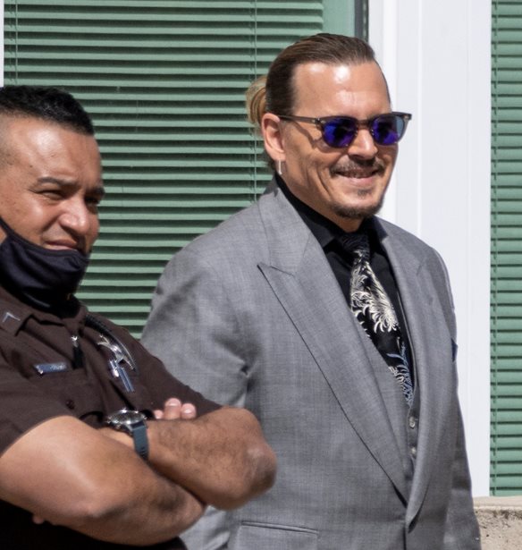 &#x39F; Johnny Depp &#x3B4;&#x3B5;&#x3BD; &#x3BC;&#x3C0;&#x3BF;&#x3C1;&#x3B5;&#x3AF; &#x3BD;&#x3B1; &#x3C3;&#x3C5;&#x3B3;&#x3BA;&#x3C1;&#x3B1;&#x3C4;&#x3AE;&#x3C3;&#x3B5;&#x3B9; &#x3C4;&#x3B1; &#x3B3;&#x3AD;&#x3BB;&#x3B9;&#x3B1; &#x3C4;&#x3BF;&#x3C5; &#x3BA;&#x3B1;&#x3C4;&#x3AC; &#x3C4;&#x3B7; &#x3B4;&#x3B9;&#x3AC;&#x3C1;&#x3BA;&#x3B5;&#x3B9;&#x3B1; &#x3C4;&#x3B7;&#x3C2; &#x3B4;&#x3AF;&#x3BA;&#x3B7;&#x3C2; (&#x3B2;&#x3AF;&#x3BD;&#x3C4;&#x3B5;&#x3BF;)