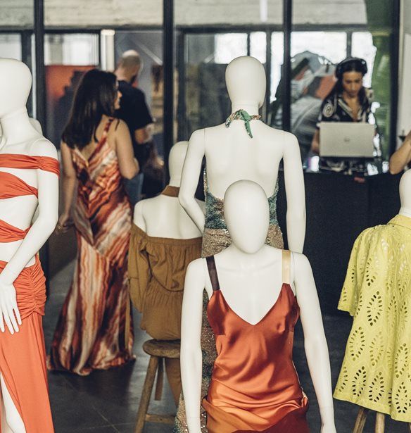 &#x3A4;&#x3BF; brand &quot;Mallory The Label&quot; &#x3B1;&#x3C0;&#x3BF;&#x3BA;&#x3AC;&#x3BB;&#x3C5;&#x3C8;&#x3B5; &#x3C4;&#x3B7; &#x3BD;&#x3AD;&#x3B1; SS&#x27; 24 collection Nom&#x3AC;s &#x3C3;&#x3C4;&#x3BF; &#x3B1;&#x3C0;&#x3CC;&#x3BB;&#x3C5;&#x3C4;&#x3BF; fashion party &#x3C4;&#x3B7;&#x3C2; &#x3C3;&#x3B5;&#x3B6;&#x3CC;&#x3BD;