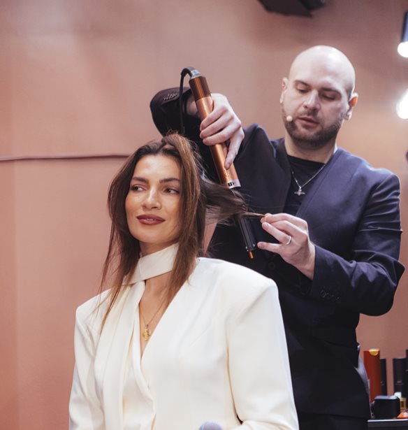 Μια πρωτοποριακή εμπειρία hairstyling στην καρδιά της Αθήνας "ζωντάνεψε" στη βιτρίνα πολυκαταστήματος