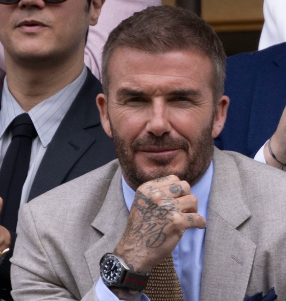 David Beckham | &#x397; &#x3B3;&#x3C5;&#x3BD;&#x3B1;&#x3AF;&#x3BA;&#x3B1; &#x3C0;&#x3BF;&#x3C5; &#x3C4;&#x3BF;&#x3BD; &#x3C3;&#x3C5;&#x3BD;&#x3BF;&#x3B4;&#x3B5;&#x3CD;&#x3B5;&#x3B9; &#x3C0;&#x3AC;&#x3BD;&#x3C4;&#x3B1; &#x3C3;&#x3C4;&#x3BF; Wimbledon