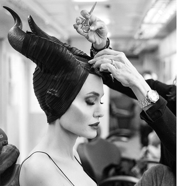 Angelina Jolie | &#x394;&#x3B5;&#x3C2; &#x3C4;&#x3B7;&#x3BD; &#x3C3;&#x3B5; &#x3AD;&#x3BD;&#x3B1; &#x3B5;&#x3BD;&#x3C4;&#x3C5;&#x3C0;&#x3C9;&#x3C3;&#x3B9;&#x3B1;&#x3BA;&#x3CC; &#x3B2;&#x3AF;&#x3BD;&#x3C4;&#x3B5;&#x3BF; &#x3BD;&#x3B1; &#x3BC;&#x3B5;&#x3C4;&#x3B1;&#x3BC;&#x3BF;&#x3C1;&#x3C6;&#x3CE;&#x3BD;&#x3B5;&#x3C4;&#x3B1;&#x3B9; &#x3C3;&#x3B5; Maleficent