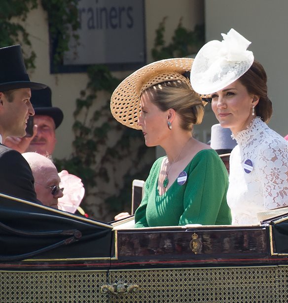 Royal Ascot 2017: &#x3A4;&#x3B1; &#x3B5;&#x3BD;&#x3C4;&#x3C5;&#x3C0;&#x3C9;&#x3C3;&#x3B9;&#x3B1;&#x3BA;&#x3AC; &#x3BA;&#x3B1;&#x3C0;&#x3AD;&#x3BB;&#x3B1; &#x3C0;&#x3BF;&#x3C5; &#x3AD;&#x3BA;&#x3BB;&#x3B5;&#x3C8;&#x3B1;&#x3BD; &#x3C4;&#x3B7;&#x3BD; &#x3C0;&#x3B1;&#x3C1;&#x3AC;&#x3C3;&#x3C4;&#x3B1;&#x3C3;&#x3B7;