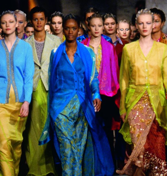 O Dries Van Noten &#x3B3;&#x3B9;&#x3BF;&#x3C1;&#x3C4;&#x3AC;&#x3B6;&#x3B5;&#x3B9; 100 &#x3C3;&#x3C5;&#x3BB;&#x3BB;&#x3BF;&#x3B3;&#x3AD;&#x3C2; &#x3C4;&#x3BF;&#x3C5; &#x3BC;&#x3B5; &#x3B4;&#x3CD;&#x3BF; &#x3C5;&#x3C0;&#x3AD;&#x3C1;&#x3BF;&#x3C7;&#x3B1; coffee table books