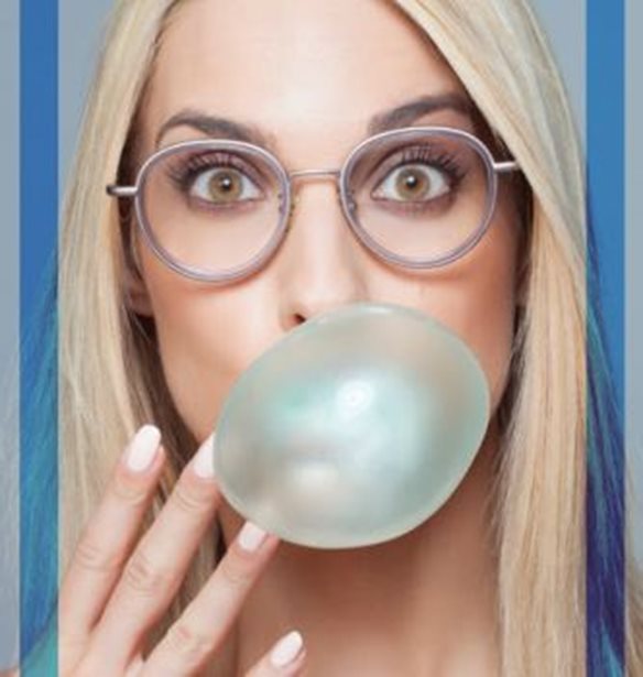 Μαντώ Γαστεράτου | Φωτογραφίζεται με τα γυαλιά οράσεως που λατρέψαμε