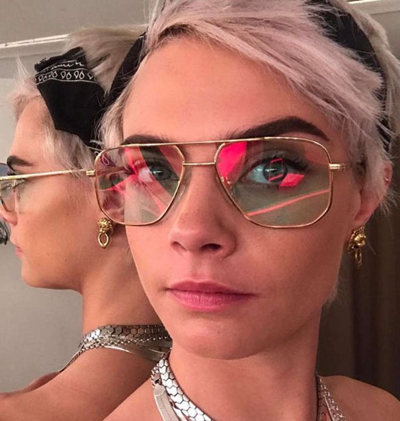 Cara Delevingne: &#x3A7;&#x3C9;&#x3C1;&#x3AF;&#x3C2; &#x3AF;&#x3C7;&#x3BD;&#x3BF;&#x3C2; &#x3C4;&#x3C1;&#x3AF;&#x3C7;&#x3B1;&#x3C2; &#x3C3;&#x3C4;&#x3BF; &#x3BA;&#x3B5;&#x3C6;&#x3AC;&#x3BB;&#x3B9; &#x3C4;&#x3B7;&#x3C2;! (&#x3C6;&#x3C9;&#x3C4;&#x3BF;&#x3B3;&#x3C1;&#x3B1;&#x3C6;&#x3AF;&#x3B1;)