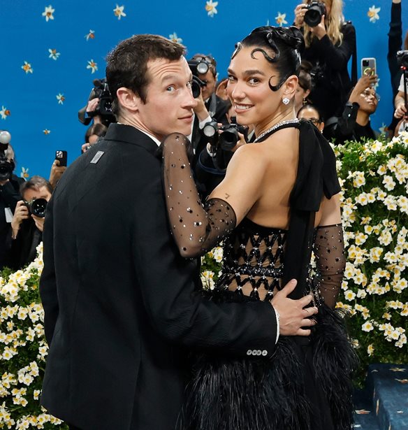 Dua Lipa &amp; Callum Turner | &#x3A0;&#x3C1;&#x3CE;&#x3C4;&#x3B7; &#x3B5;&#x3C0;&#x3AF;&#x3C3;&#x3B7;&#x3BC;&#x3B7; &#x3BA;&#x3BF;&#x3B9;&#x3BD;&#x3AE; &#x3B5;&#x3BC;&#x3C6;&#x3AC;&#x3BD;&#x3B9;&#x3C3;&#x3B7; &#x3C3;&#x3C4;&#x3BF; Met Gala 2025
