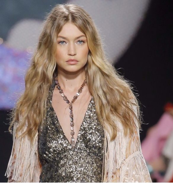 &#x397; &#x3B1;&#x3C4;&#x3C5;&#x3C7;&#x3AE;&#x3C2; &#x3C3;&#x3C4;&#x3B9;&#x3B3;&#x3BC;&#x3AE; &#x3C4;&#x3B7;&#x3C2; Gigi Hadid &#x3C3;&#x3C4;&#x3BF; catwalk &#x3C4;&#x3B7;&#x3C2; Anna Sui