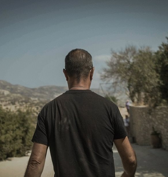 Takis. | Η συναρπαστική ιστορία ενός πρώην ιδιοκτήτη ντίσκο που θυσίασε τα πάντα για τη διάσωση αδέσποτων ζώων