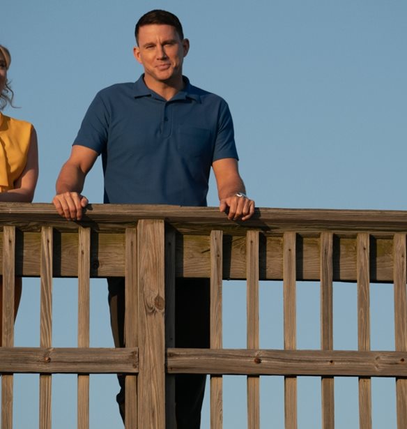 Greg Berlanti | &#x39F; &#x3C3;&#x3BA;&#x3B7;&#x3BD;&#x3BF;&#x3B8;&#x3AD;&#x3C4;&#x3B7;&#x3C2; &#x3C4;&#x3BF;&#x3C5; Fly Me To The Moon &#x3C3;&#x3C4;&#x3B7; Madame Figaro