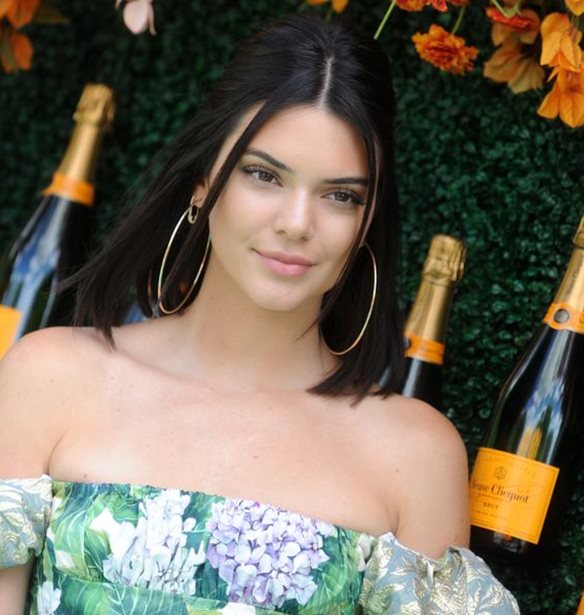 H Kendall Jenner &#x3C6;&#x3BF;&#x3C1;&#x3AC; &#x3C4;&#x3BF; &#x3C0;&#x3B9;&#x3BF; stylish bikini &#x3C4;&#x3BF;&#x3C5; &#x3BA;&#x3B1;&#x3BB;&#x3BF;&#x3BA;&#x3B1;&#x3B9;&#x3C1;&#x3B9;&#x3BF;&#x3CD;