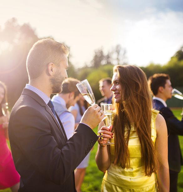 Πώς να ντυθείς σ' ένα γάμο ή μία βάφτιση αν θες να σε προσέξουν όλοι