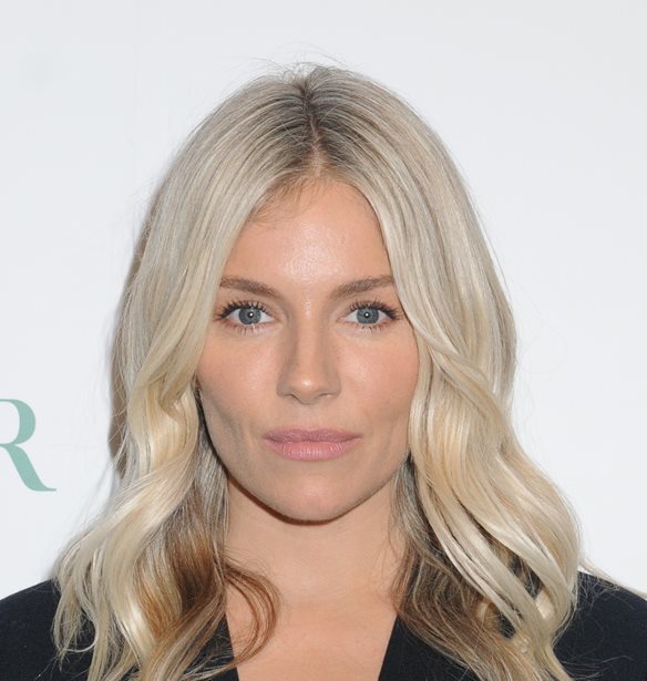 &#x3A4;&#x3BF; &#x3C0;&#x3B9;&#x3BF; stylish outfit &#x3C4;&#x3BF;&#x3C5; &#x3C6;&#x3B8;&#x3B9;&#x3BD;&#x3BF;&#x3C0;&#x3CE;&#x3C1;&#x3BF;&#x3C5; &#x3B1;&#x3BD;&#x3AE;&#x3BA;&#x3B5;&#x3B9; &#x3C3;&#x3C4;&#x3B7; Sienna Miller