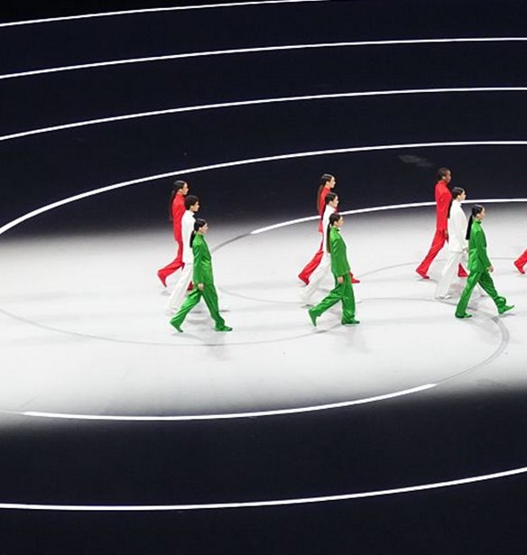 O φόρος τιμής στον Giorgio Armani στην τελετή έναρξης των Χειμερινών Ολυμπιακών Αγώνων του 2026