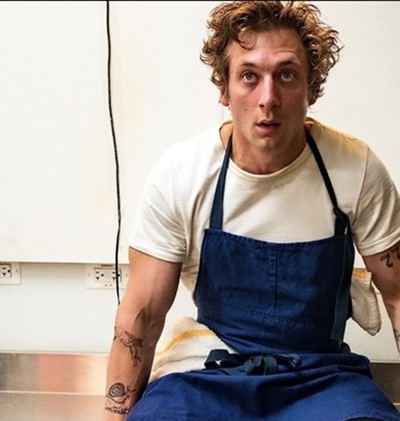 Jeremy Allen White | &#x3A0;&#x3BF;&#x3B9;&#x3BF;&#x3C2; &#x3B5;&#x3AF;&#x3BD;&#x3B1;&#x3B9; &#x3C4;&#x3BF; &#x3BD;&#x3AD;&#x3BF; sex symbol &#x3C4;&#x3BF;&#x3C5; &#x3A7;&#x3CC;&#x3BB;&#x3B9;&#x3B3;&#x3BF;&#x3C5;&#x3BD;&#x3C4; &#x3C0;&#x3BF;&#x3C5; &#x3C3;&#x3B1;&#x3C1;&#x3CE;&#x3BD;&#x3B5;&#x3B9; &#x3C4;&#x3B1; &#x3B2;&#x3C1;&#x3B1;&#x3B2;&#x3B5;&#x3AF;&#x3B1;;