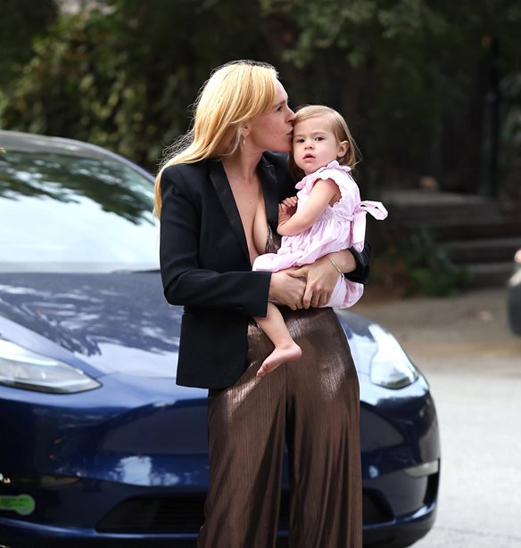 Rumer Willis | &#x391;&#x3BD;&#x3B5;&#x3B2;&#x3AC;&#x3B6;&#x3B5;&#x3B9; &#x3C6;&#x3C9;&#x3C4;&#x3BF;&#x3B3;&#x3C1;&#x3B1;&#x3C6;&#x3AF;&#x3B5;&#x3C2; &#x3BC;&#x3B5; &#x3C4;&#x3B7;&#x3BD; &#x3BA;&#x3CC;&#x3C1;&#x3B7; &#x3C4;&#x3B7;&#x3C2;, Louetta &#x3BA;&#x3B1;&#x3B9; &#x3CC;&#x3BB;&#x3BF;&#x3B9; &#x3C0;&#x3C1;&#x3BF;&#x3C3;&#x3AD;&#x3C7;&#x3BF;&#x3C5;&#x3BD; &#x3C4;&#x3BF; &#x3AF;&#x3B4;&#x3B9;&#x3BF; &#x3C0;&#x3C1;&#x3AC;&#x3B3;&#x3BC;&#x3B1;