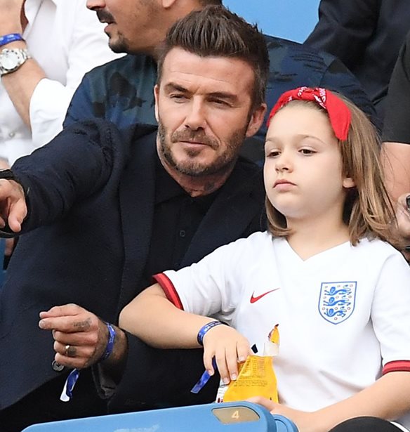 Harper- David Beckham | &#x3A4;&#x3BF; &#x3B2;&#x3AF;&#x3BD;&#x3C4;&#x3B5;&#x3BF; &#x3BC;&#x3C0;&#x3B1;&#x3BC;&#x3C0;&#x3AC;-&#x3BA;&#x3CC;&#x3C1;&#x3B7;&#x3C2; &#x3B1;&#x3C0;&#x3CC; &#x3C4;&#x3BF; &#x3B3;&#x3AE;&#x3C0;&#x3B5;&#x3B4;&#x3BF; &#x3C0;&#x3BF;&#x3C5; &#x3B4;&#x3B5;&#x3AF;&#x3C7;&#x3BD;&#x3B5;&#x3B9; &#x3C0;&#x3CC;&#x3C3;&#x3BF; &#x3C0;&#x3BF;&#x3BB;&#x3CD; &#x3BC;&#x3BF;&#x3B9;&#x3AC;&#x3B6;&#x3BF;&#x3C5;&#x3BD;
