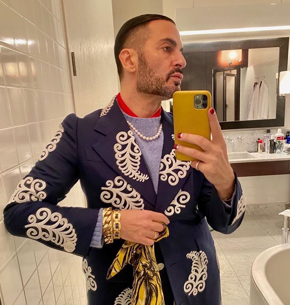 &#x39F; Marc Jacobs &#x3BC;&#x3AD;&#x3BD;&#x3B5;&#x3B9; &#x3C3;&#x3C0;&#x3AF;&#x3C4;&#x3B9; &#x3C7;&#x3C9;&#x3C1;&#x3AF;&#x3C2; &#x3BD;&#x3B1; &#x3C7;&#x3AC;&#x3BD;&#x3B5;&#x3B9; &#x3C4;&#x3BF; &#x3BC;&#x3BF;&#x3BD;&#x3B1;&#x3B4;&#x3B9;&#x3BA;&#x3CC; &#x3C3;&#x3C4;&#x3C5;&#x3BB; &#x3C4;&#x3BF;&#x3C5;