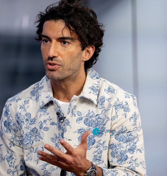 Justin Baldoni | A&#x3C0;&#x3BF;&#x3C1;&#x3C1;&#x3AF;&#x3C6;&#x3B8;&#x3B7;&#x3BA;&#x3B5; &#x3B7; &#x3B1;&#x3B3;&#x3C9;&#x3B3;&#x3AE; &#x3C4;&#x3C9;&#x3BD; 400 &#x3B5;&#x3BA;&#x3B1;&#x3C4;&#x3BF;&#x3BC;&#x3BC;&#x3C5;&#x3C1;&#x3AF;&#x3C9;&#x3BD; &#x3BA;&#x3B1;&#x3C4;&#x3AC; &#x3C4;&#x3B7;&#x3C2; Blake Lively