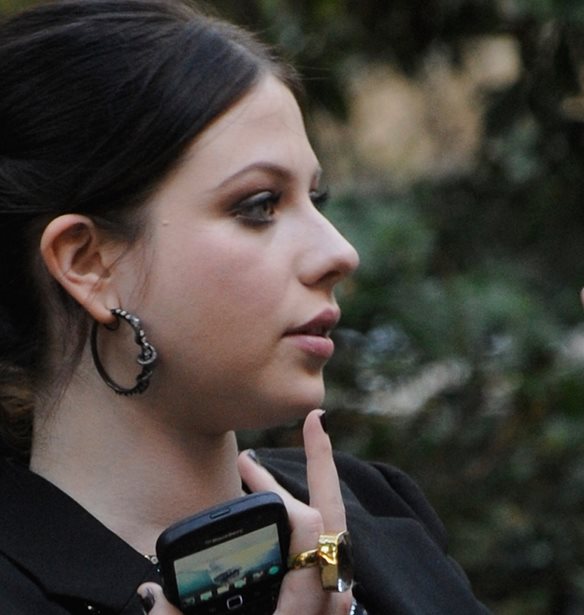 &#x397; &#x3B1;&#x3B9;&#x3C4;&#x3AF;&#x3B1; &#x3B8;&#x3B1;&#x3BD;&#x3AC;&#x3C4;&#x3BF;&#x3C5; &#x3C4;&#x3B7;&#x3C2; &#x3C0;&#x3C1;&#x3C9;&#x3C4;&#x3B1;&#x3B3;&#x3C9;&#x3BD;&#x3AF;&#x3C3;&#x3C4;&#x3C1;&#x3B9;&#x3B1;&#x3C2; &#x3C4;&#x3BF;&#x3C5; Gossip Girl, Michelle Trachtenberg &#x3B5;&#x3C0;&#x3B9;&#x3B2;&#x3B5;&#x3B2;&#x3B1;&#x3B9;&#x3CE;&#x3B8;&#x3B7;&#x3BA;&#x3B5; &#x3B4;&#x3CD;&#x3BF; &#x3BC;&#x3AE;&#x3BD;&#x3B5;&#x3C2; &#x3BC;&#x3B5;&#x3C4;&#x3AC;