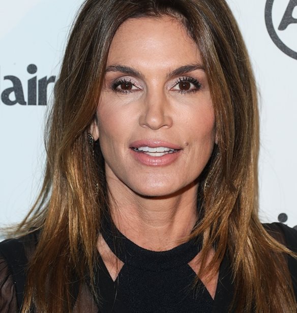 Cindy Crawford: &#x3A0;&#x3CE;&#x3C2; &#x3B1;&#x3C0;&#x3B1;&#x3BD;&#x3C4;&#x3AC; &#x3C3;&#x3C4;&#x3B1; &#x3C3;&#x3C7;&#x3CC;&#x3BB;&#x3B9;&#x3B1; &#x3C0;&#x3BF;&#x3C5; &#x3B4;&#x3AD;&#x3C7;&#x3B5;&#x3C4;&#x3B1;&#x3B9; &#x3B3;&#x3B9;&#x3B1; &#x3C4;&#x3B7;&#x3BD; &#x3B5;&#x3BC;&#x3C6;&#x3AC;&#x3BD;&#x3B9;&#x3C3;&#x3AE; &#x3C4;&#x3B7;&#x3C2;;