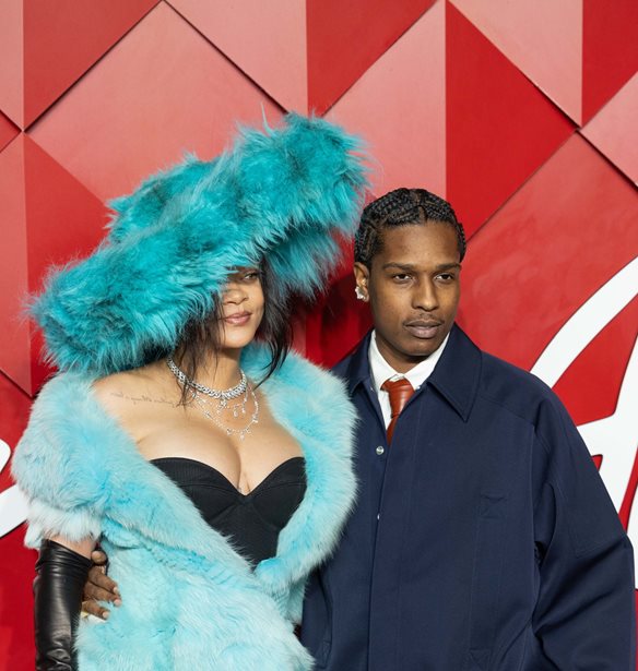 Rihanna | &#x397; &#x3B5;&#x3BD;&#x3C4;&#x3C5;&#x3C0;&#x3C9;&#x3C3;&#x3B9;&#x3B1;&#x3BA;&#x3AE; red carpet &#x3B5;&#x3BC;&#x3C6;&#x3AC;&#x3BD;&#x3B9;&#x3C3;&#x3B7; &#x3BC;&#x3B5; &#x3C4;&#x3BF;&#x3BD; A$AP Rocky