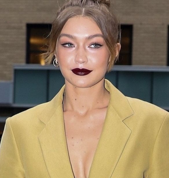 &#x397; Gigi Hadid &#x3B3;&#x3B9;&#x3CC;&#x3C1;&#x3C4;&#x3B1;&#x3C3;&#x3B5; &#x3C4;&#x3B1; &#x3B3;&#x3B5;&#x3BD;&#x3AD;&#x3B8;&#x3BB;&#x3B9;&#x3AC; &#x3C4;&#x3B7;&#x3C2; &#x3BC;&#x3B5; &#x3AD;&#x3BD;&#x3B1; denim party &#x3BA;&#x3B1;&#x3C4;&#x3B5;&#x3C5;&#x3B8;&#x3B5;&#x3AF;&#x3B1;&#x3BD; &#x3B1;&#x3C0;&#x3CC; &#x3C4;&#x3B1; 00s
