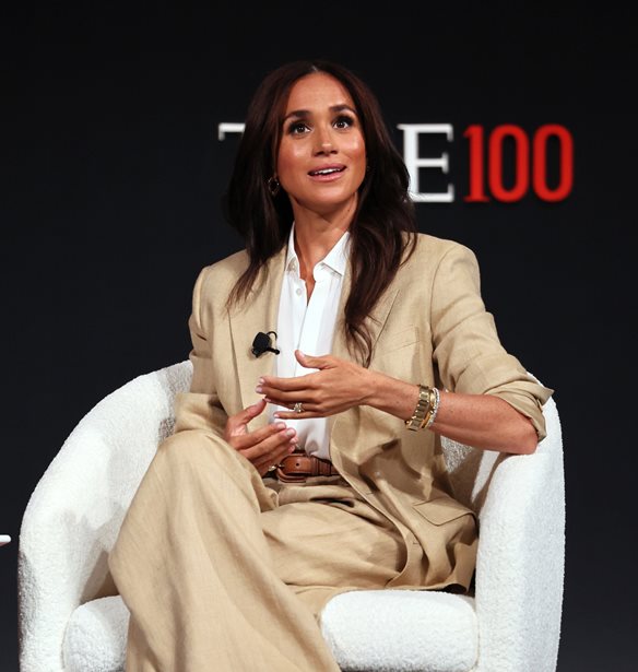 Meghan Markle | &#x393;&#x3C5;&#x3BD;&#x3B1;&#x3AF;&#x3BA;&#x3B1; &#x3BA;&#x3AC;&#x3B7;&#x3BA;&#x3B5; &#x3BC;&#x3B5; &#x3AC;&#x3BB;&#x3B1;&#x3C4;&#x3B1; &#x3BC;&#x3C0;&#x3AC;&#x3BD;&#x3B9;&#x3BF;&#x3C5; &#x3BA;&#x3B1;&#x3B9; &#x3C4;&#x3B7;&#x3BD; &#x3B1;&#x3C0;&#x3B5;&#x3B9;&#x3BB;&#x3B5;&#x3AF; &#x3BC;&#x3B5; &#x3BC;&#x3AE;&#x3BD;&#x3C5;&#x3C3;&#x3B7; &#x3CD;&#x3C8;&#x3BF;&#x3C5;&#x3C2; 10 &#x3B5;&#x3BA;&#x3B1;&#x3C4;&#x3BF;&#x3BC;&#x3BC;&#x3C5;&#x3C1;&#x3AF;&#x3C9;&#x3BD; &#x3B4;&#x3BF;&#x3BB;&#x3B1;&#x3C1;&#x3AF;&#x3C9;&#x3BD;
