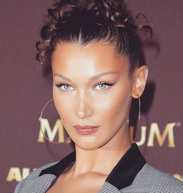 Bella Hadid | &#x397; (&#x3B1;&#x3C1;&#x3BA;&#x3B5;&#x3C4;&#x3AC;) &#x3B1;&#x3C0;&#x3BF;&#x3BA;&#x3B1;&#x3BB;&#x3C5;&#x3C0;&#x3C4;&#x3B9;&#x3BA;&#x3AE; &#x3C0;&#x3CC;&#x3B6;&#x3B1; &#x3C4;&#x3B7;&#x3C2; &#x3C3;&#x3C4;&#x3BF; &#x3B7;&#x3BB;&#x3B9;&#x3BF;&#x3B2;&#x3B1;&#x3C3;&#x3AF;&#x3BB;&#x3B5;&#x3BC;&#x3B1;