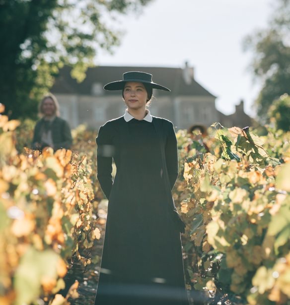 Widow Clicquot | H &#x3C3;&#x3C5;&#x3BD;&#x3B1;&#x3C1;&#x3C0;&#x3B1;&#x3C3;&#x3C4;&#x3B9;&#x3BA;&#x3AE; &#x3B9;&#x3C3;&#x3C4;&#x3BF;&#x3C1;&#x3AF;&#x3B1; &#x3B6;&#x3C9;&#x3AE;&#x3C2; &#x3C4;&#x3B7;&#x3C2; &#x3B3;&#x3C5;&#x3BD;&#x3B1;&#x3AF;&#x3BA;&#x3B1;&#x3C2; &#x3C0;&#x3BF;&#x3C5; &#x3B5;&#x3C0;&#x3AD;&#x3B2;&#x3B1;&#x3BB;&#x3B5; &#x3C4;&#x3B7;&#x3BD; &#x3C3;&#x3B1;&#x3BC;&#x3C0;&#x3AC;&#x3BD;&#x3B9;&#x3B1; &#x3C3;&#x3C4;&#x3BF;&#x3C5;&#x3C2; &#x3B1;&#x3C1;&#x3B9;&#x3C3;&#x3C4;&#x3BF;&#x3BA;&#x3C1;&#x3B1;&#x3C4;&#x3B9;&#x3BA;&#x3BF;&#x3CD;&#x3C2; &#x3BA;&#x3CD;&#x3BA;&#x3BB;&#x3BF;&#x3C5;&#x3C2;