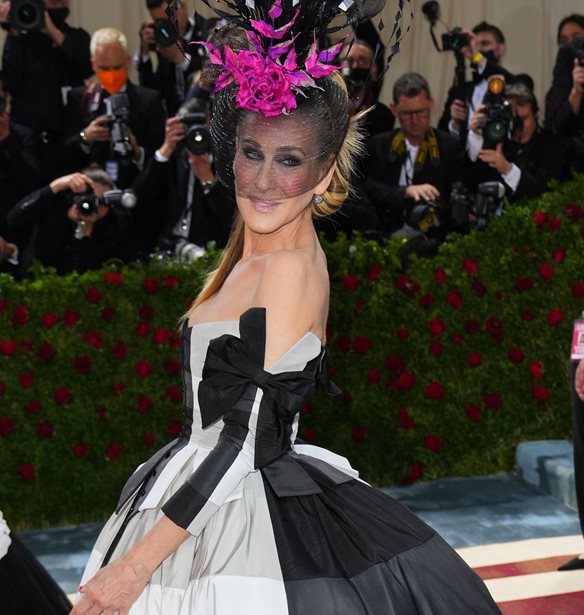 Sarah Jessica Parker | &#x397; &#x3B5;&#x3C0;&#x3B9;&#x3C3;&#x3C4;&#x3C1;&#x3BF;&#x3C6;&#x3AE; &#x3C4;&#x3B7;&#x3C2; &#x3C3;&#x3C4;&#x3BF; Met Gala &#x3BC;&#x3B5; &#x3C4;&#x3BF; &#x3C0;&#x3B9;&#x3BF; &#x3BE;&#x3B5;&#x3C7;&#x3C9;&#x3C1;&#x3B9;&#x3C3;&#x3C4;&#x3CC; headpiece