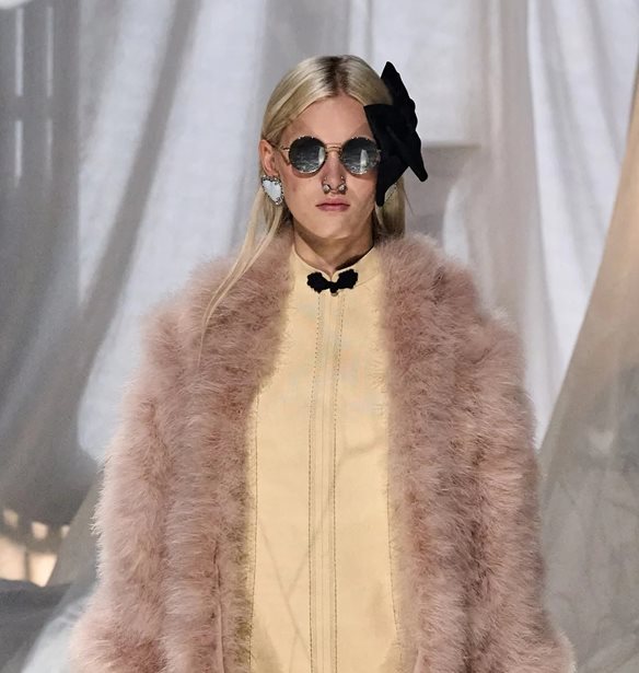 Valentino S/S &#x27;25 | O Alessandro Michele &#x3B1;&#x3BD;&#x3B1;&#x3B2;&#x3AF;&#x3C9;&#x3C3;&#x3B5; &#x3BC;&#x3B9;&#x3B1; &#x3B1;&#x3C0;&#x3CC; &#x3C4;&#x3B9;&#x3C2; &#x3C0;&#x3B9;&#x3BF; &#x3B4;&#x3B9;&#x3B1;&#x3C7;&#x3C1;&#x3BF;&#x3BD;&#x3B9;&#x3BA;&#x3AD;&#x3C2; &#x3C4;&#x3AC;&#x3C3;&#x3B5;&#x3B9;&#x3C2; &#x3C3;&#x3C4;&#x3B7;&#x3BD; &#x3BF;&#x3BC;&#x3BF;&#x3C1;&#x3C6;&#x3B9;&#x3AC;